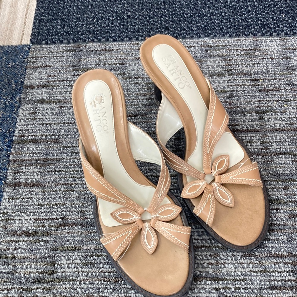 Tan and cream leather flower heeled sandales